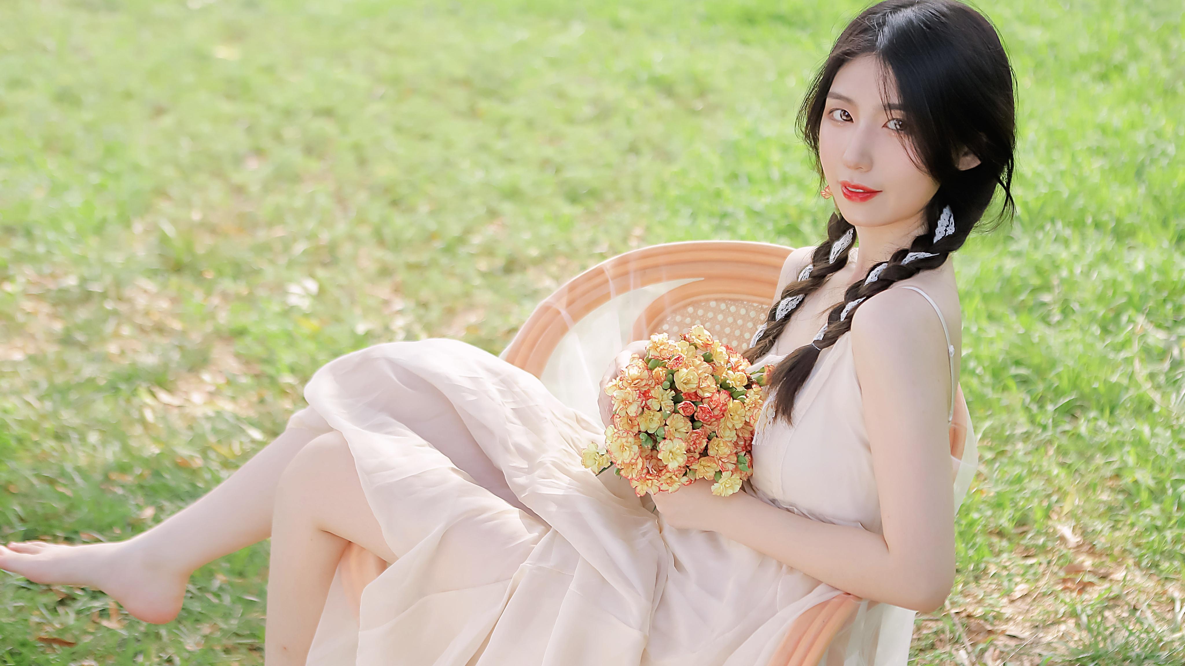 婴儿卡喉危急时刻 暖心女警紧急送医